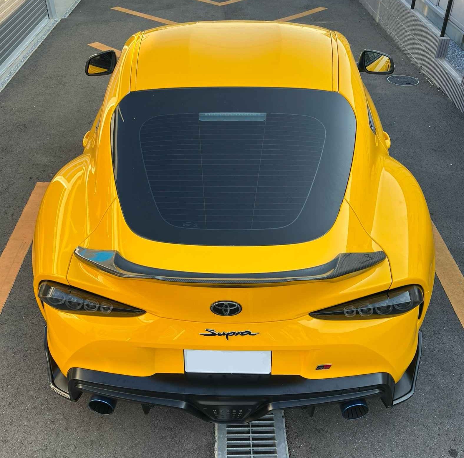 Toyota GR Supra ライトニングイエロー カーラッピング 完成 真後ろ 俯瞰 SUPRAロゴ